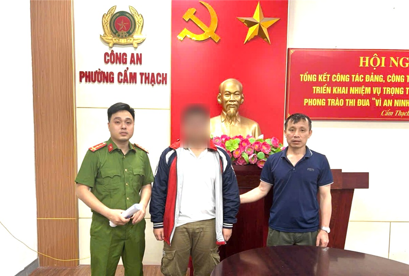 Cán bộ Công an phường giúp cháu P.V.D về với gia đình an toàn.