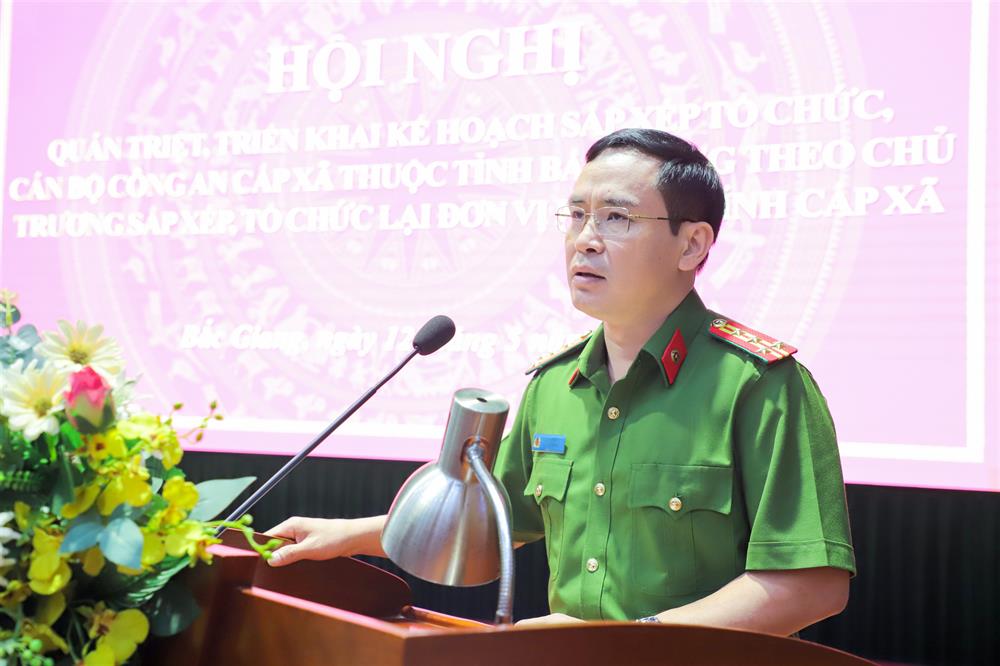 Đại tá Nguyễn Thế Tuấn, Phó Giám đốc Công an tỉnh giải đáp tại Hội nghị.