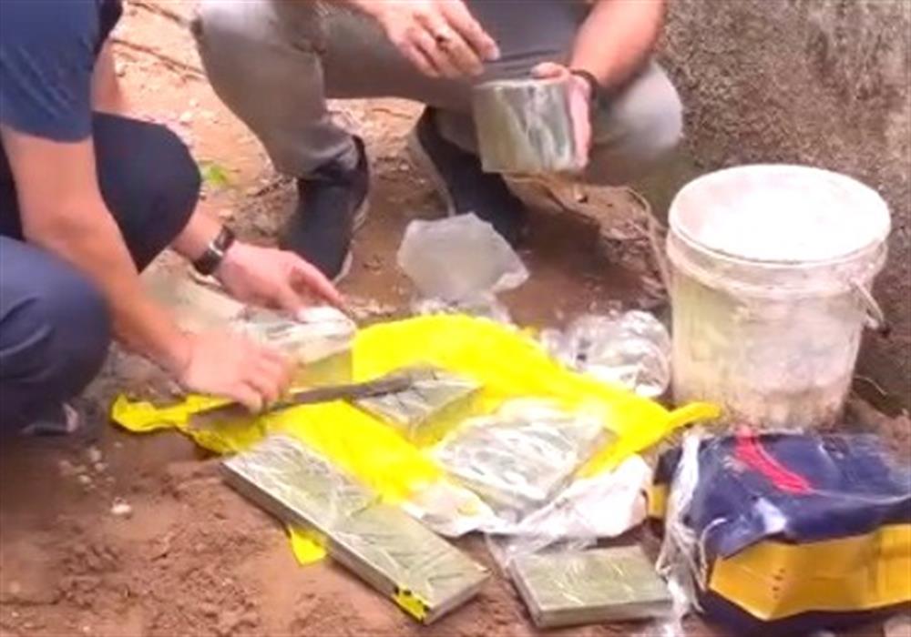 13 bánh heroin thu giữ nơi cất giấu của các đối tượng.