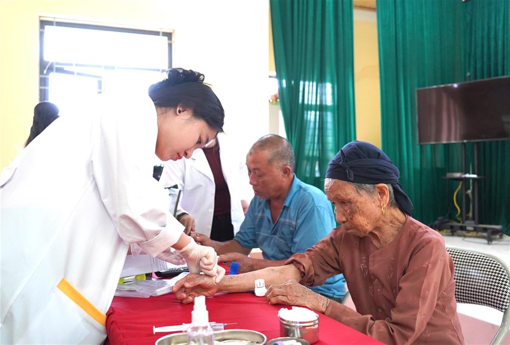 Công an tỉnh Bắc Kạn phối hợp với Công ty GeneStory đơn vị trực tiếp thu mẫu đã tổ chức thu nhận mẫu ADN đối với 8 thân nhân của 4 liệt sĩ trên địa bàn tỉnh Bắc Kạn.