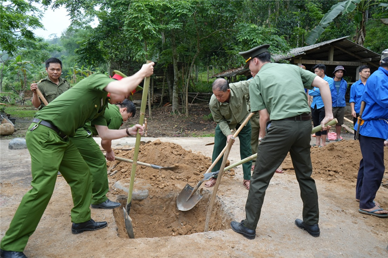 Cán bộ, chiến sĩ hỗ trợ gia đình ông Hoàng Xuân Nhị xây dựng nhà mới.