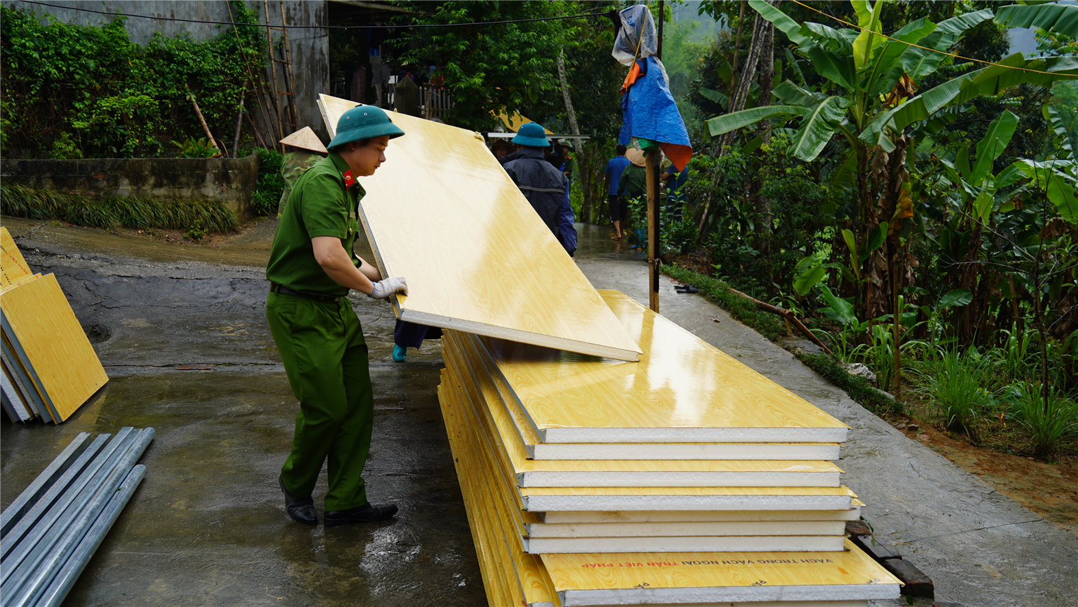 Công an xã Nguyên Phúc, huyện Bạch Thông tiếp nhận vật liệu chuẩn bị thi công giai đoạn 2.