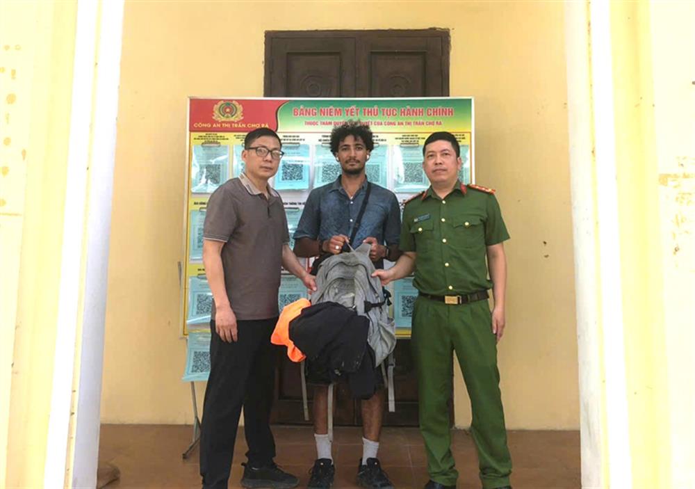 Công an xã Phúc Lộc và Công an thị trấn Chợ Rã trao trả tài sản bị đánh rơi cho anh ADAM RAMSIS.
