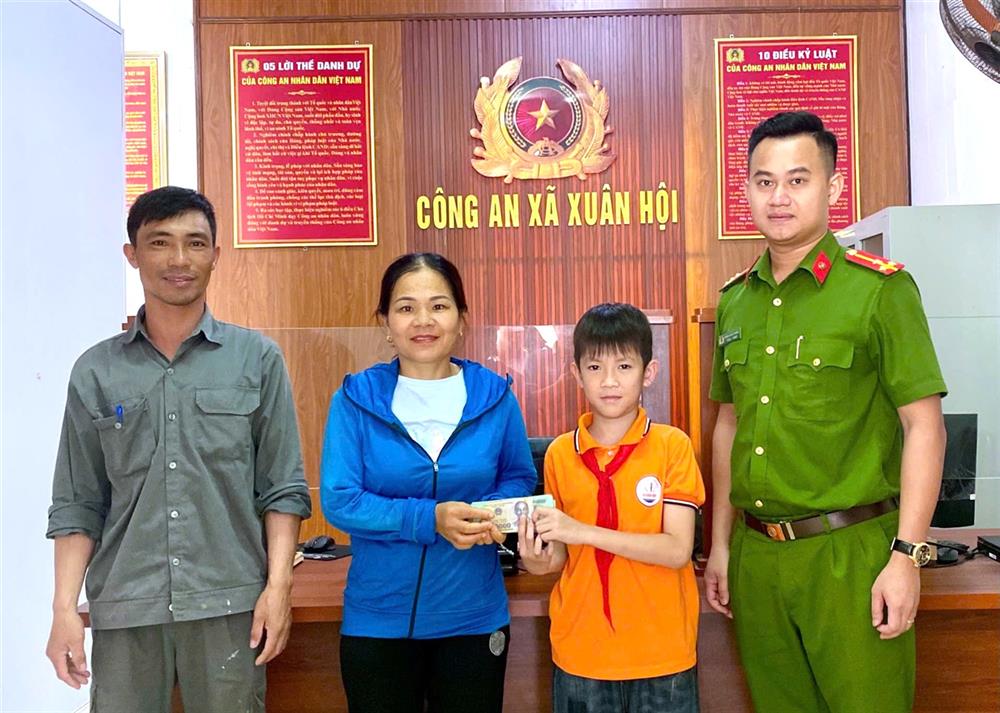 Lực lượng Công an xã Xuân Hội cùng bố con cháu Duy trao trả lại số tiền cho người bị đánh rơi.