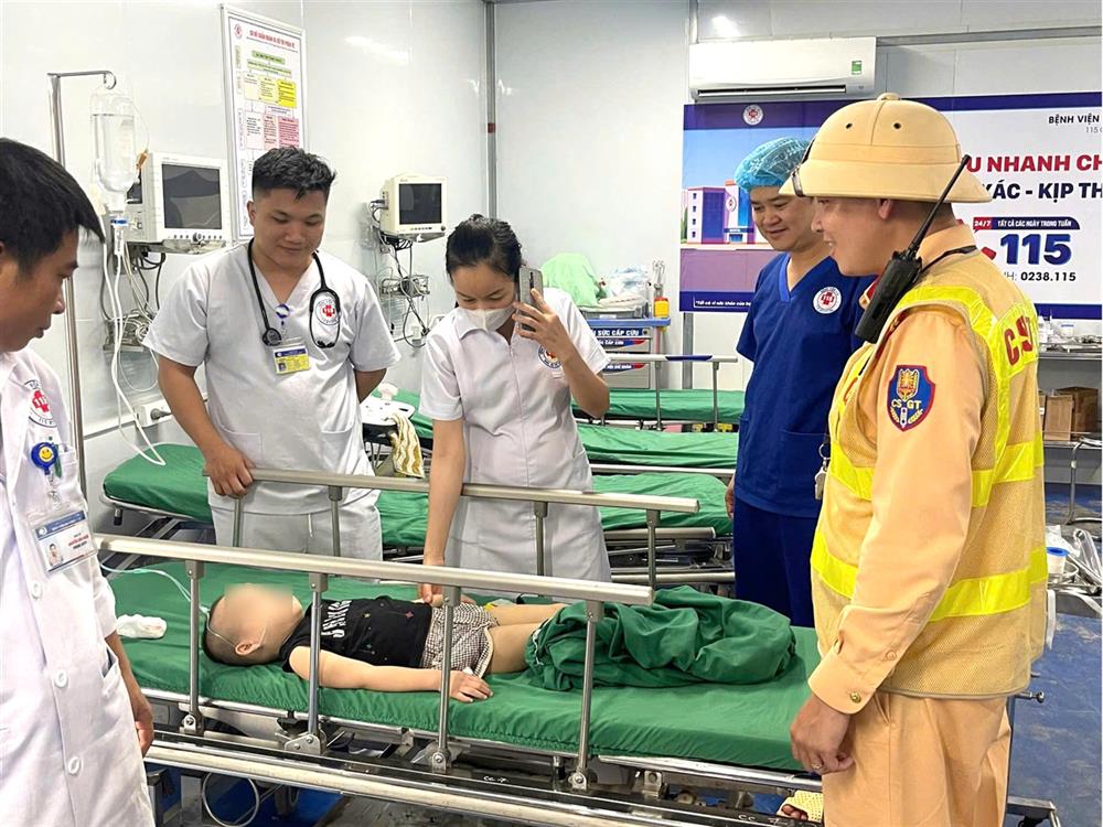 Cháu T.G.B. được Tổ CSGT địa bàn thành phố Vinh đưa đi cấp cứu kịp thời.