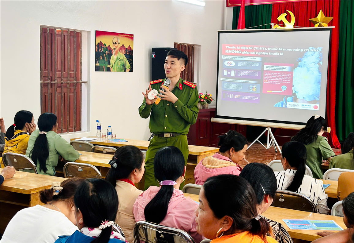 Cán bộ Phòng Cảnh sát hình sự tuyên truyền tác hại của thuốc lá điện tử cho người dân tại xã Hòa Thắng, huyện Hữu Lũng.