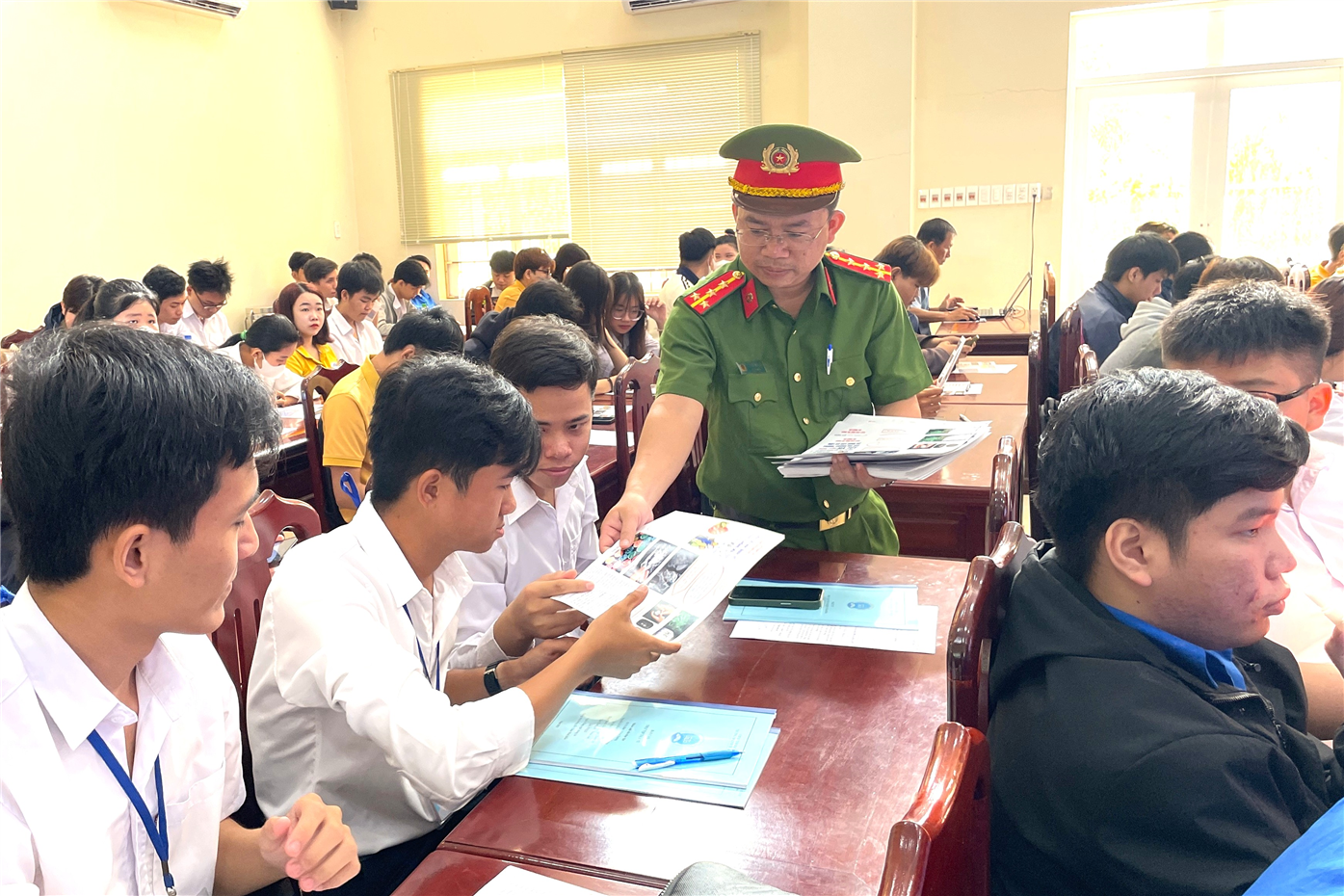 Lực lượng Công an phát tờ rơi tuyên truyền phòng, chống ma túy trong học sinh, sinh viên.