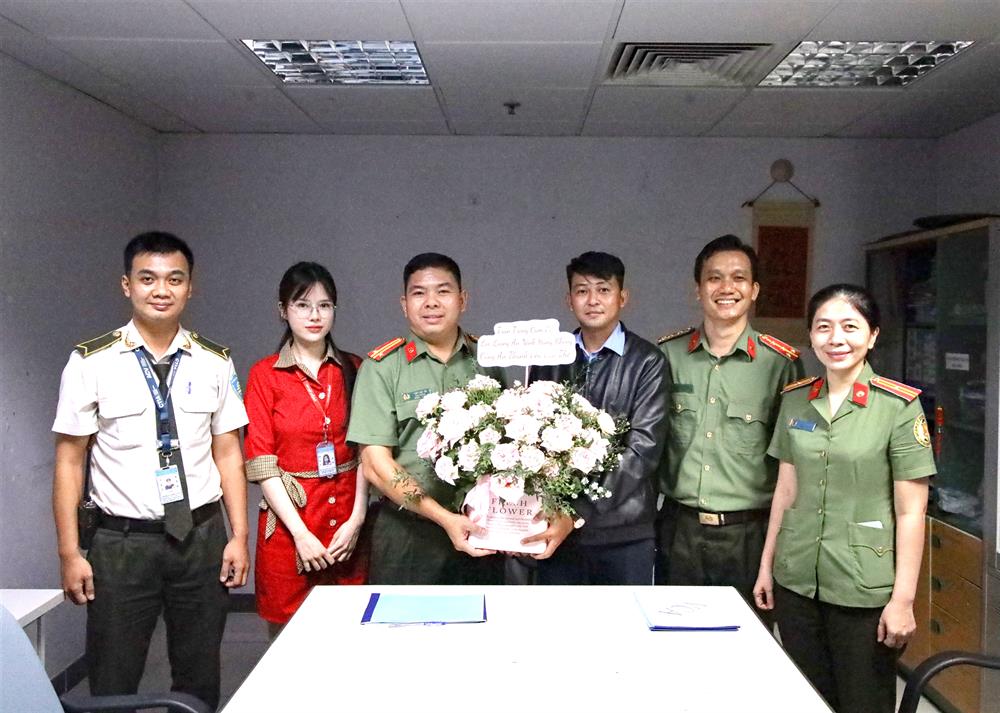 Anh H.C.L tặng hoa cảm ơn lực lượng An ninh hàng không Công an thành phố Cần Thơ đã giúp tìm lại tài sản bị thất lạc.