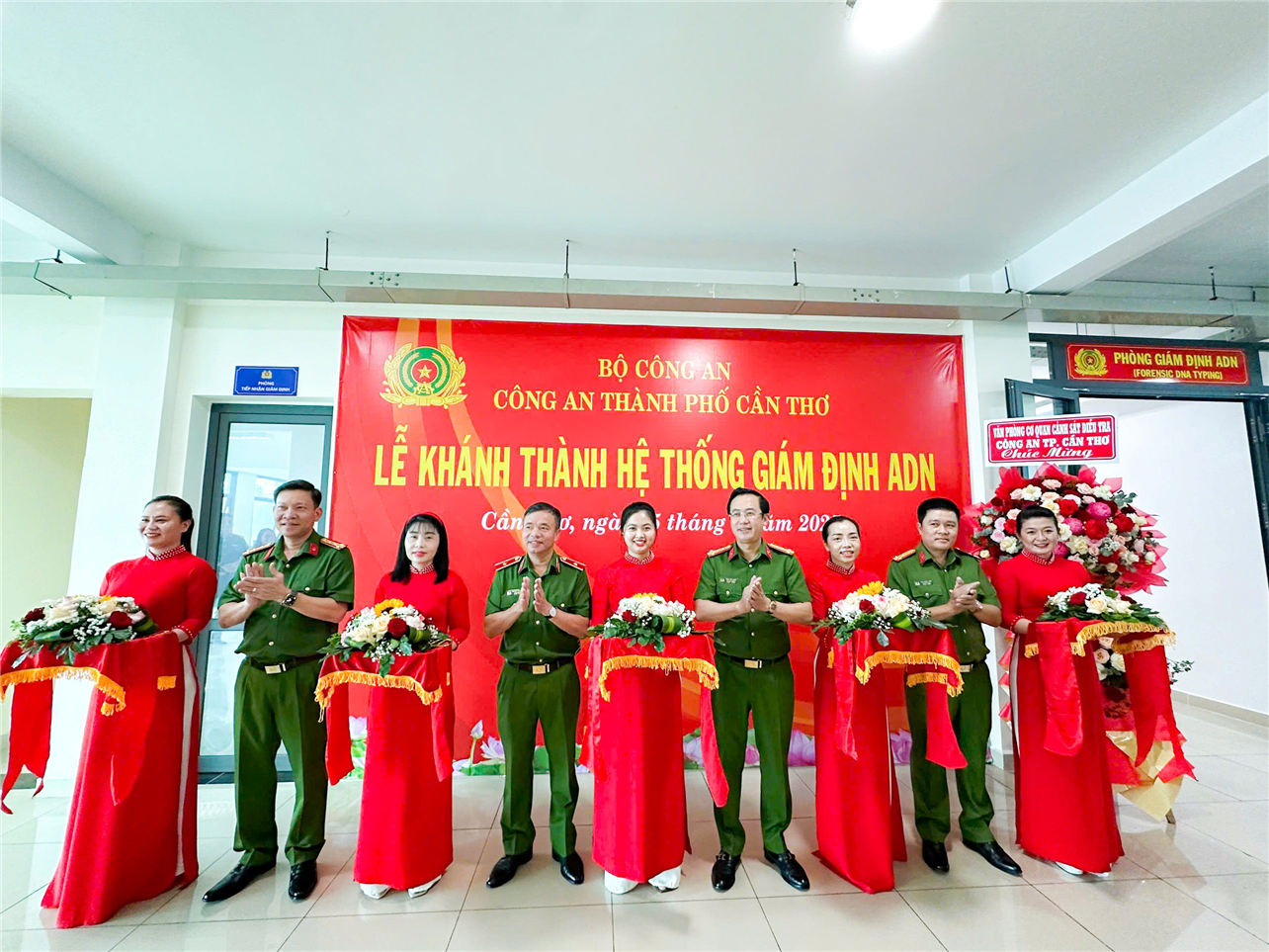 Lãnh đạo Viện Khoa học hình sự và CATP Cần Thơ cắt băng khánh thành hệ thống giám định ADN.
