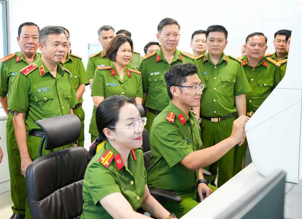 Lãnh đạo cùng đại biểu tham quan Phòng Thí nghiệm tại Phòng Kỹ thuật hình sự, CATP Cần Thơ.