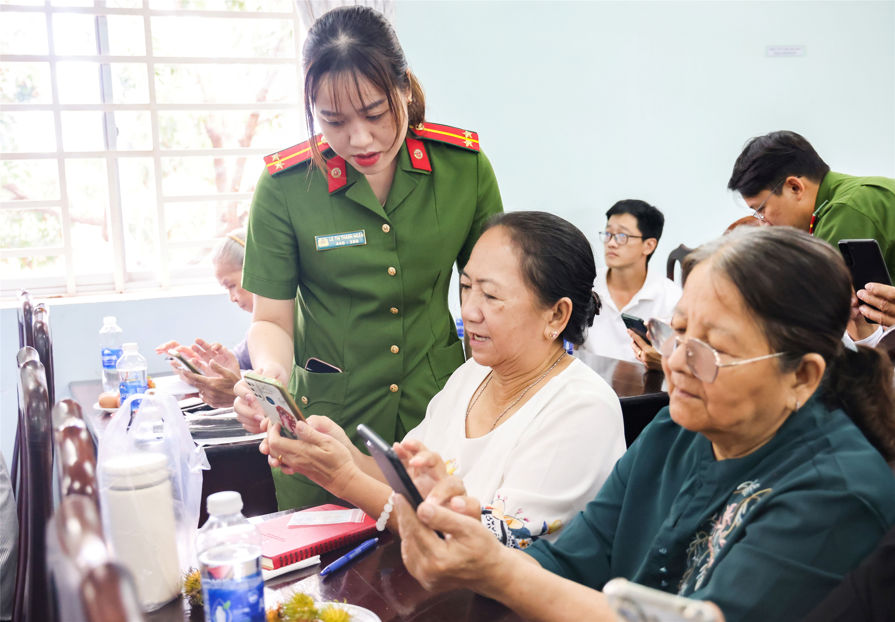 Lực lượng Công an hướng dẫn người dân đăng ký, kích hoạt, sử dụng tài khoản định danh điện tử mức 2 và thực hiện tích hợp thông tin thẻ BHYT trên ứng dụng VneID.
