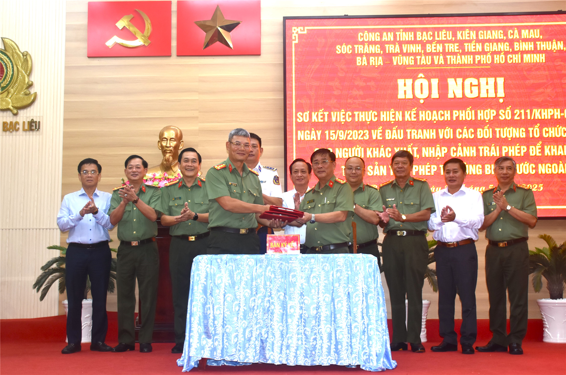 Công an tỉnh Bạc Liêu ký kết bàn giao nhiệm vụ tổ chức Hội nghị sơ kết cho Công an tỉnh Bình Thuận vào kỳ tiếp theo.