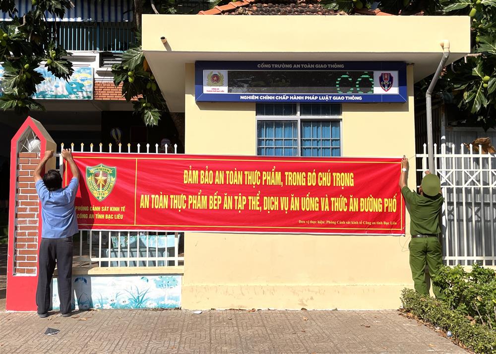 reo băng rôn tuyên truyền Tháng hành động vì an toàn thực phẩm.