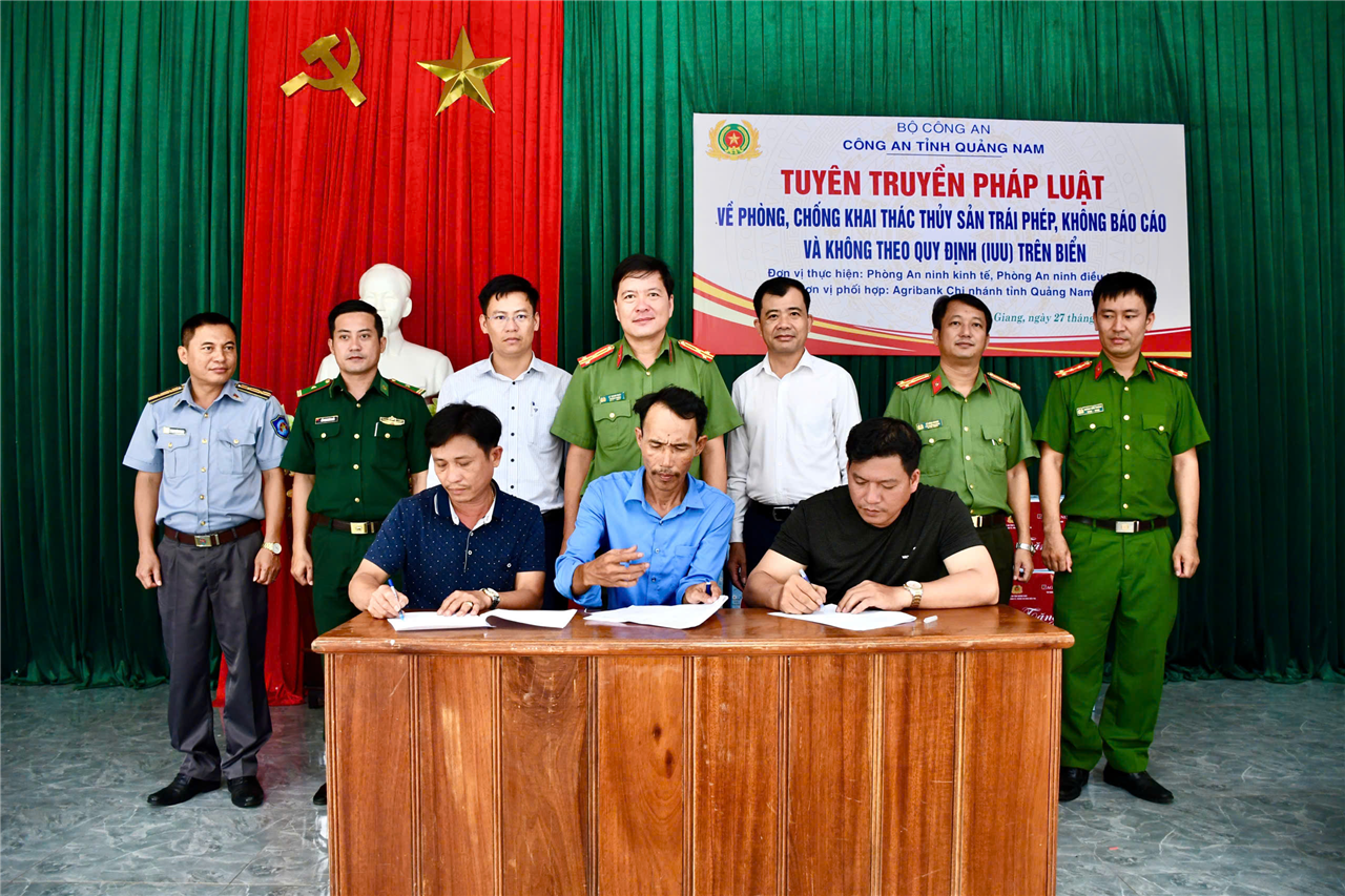 2. Các chủ tàu cá ký cam kết chấp hành các quy định của pháp luật, không khai thác IUU trên biển.