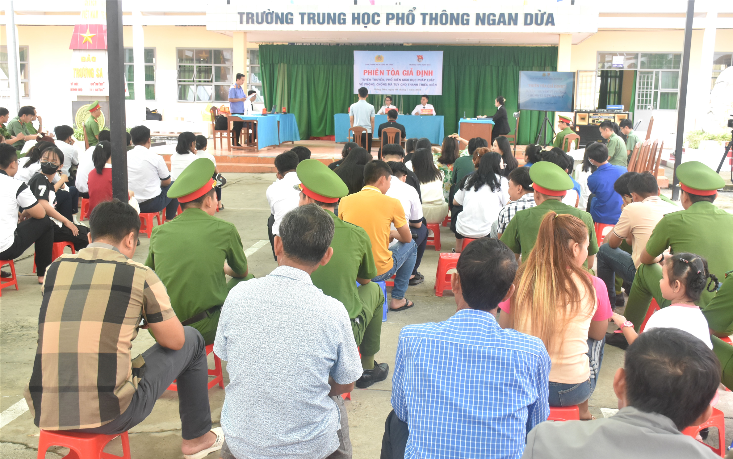 Tổ chức phiên tòa giả định.