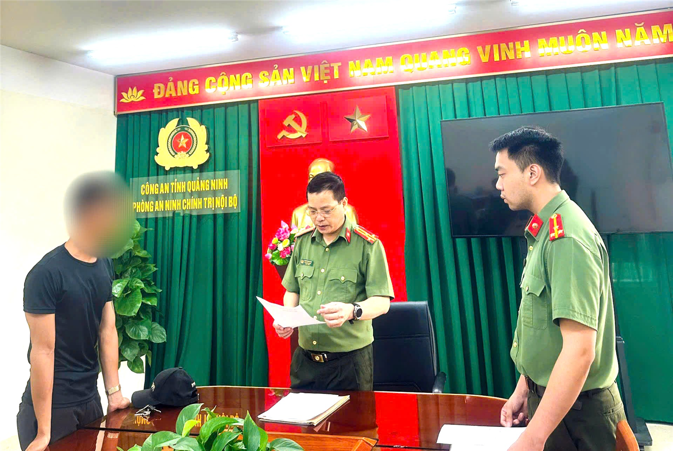 Phòng An ninh chính trị nội bộ, Công an tỉnh Quảng Ninh lập biên bản xử lý trường hợp bình luận sai sự thật trên mạng xã hội.