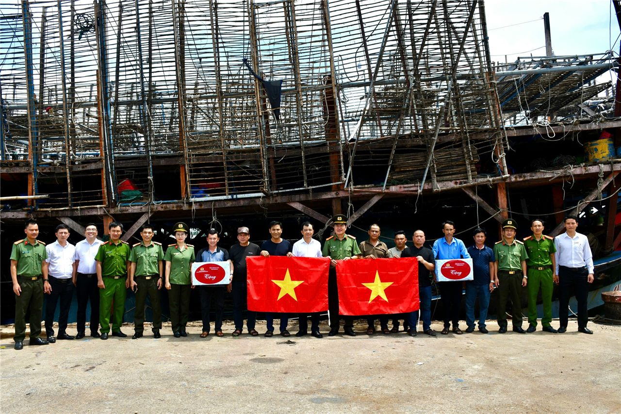Các đơn vị trao cờ Tổ quốc tặng các chủ tàu cá.
