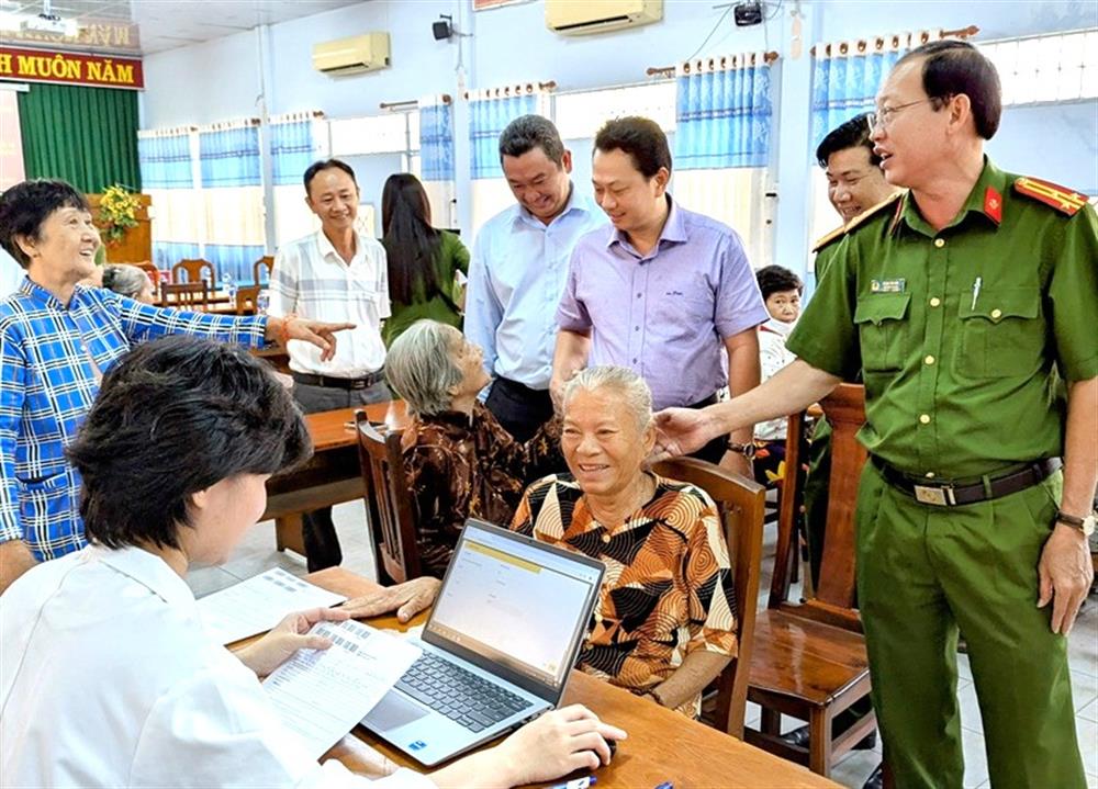 Cán bộ cập nhật thông tin và thu nhận mẫu ADN thân nhân liệt sĩ chưa xác định được danh tính.