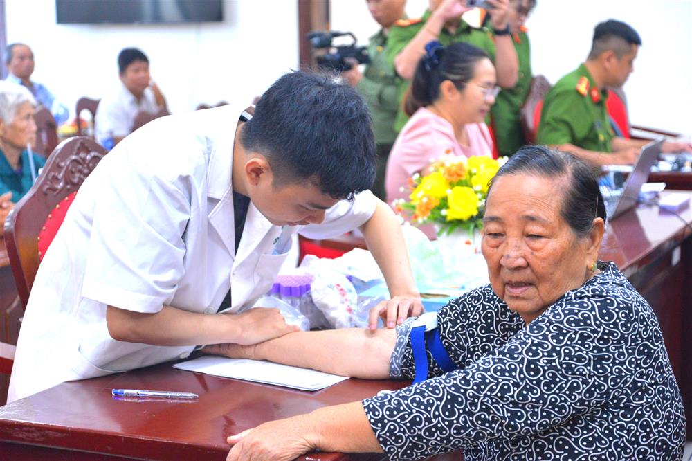 Công an tỉnh Cà Mau thu nhận ADN đối với 24 trường hợp thân nhân liệt sĩ, trong đó có 02 Mẹ Việt Nam Anh hùng và 11 Mẹ đẻ liệt sĩ; đồng thời trực tiếp đến nhà thu mẫu đối với 34 thân nhân liệt sĩ thuộc trường hợp già yếu, không đi lại được, trong đó, có 07 Mẹ Việt Nam Anh hùng và 21 Mẹ đẻ liệt sĩ.