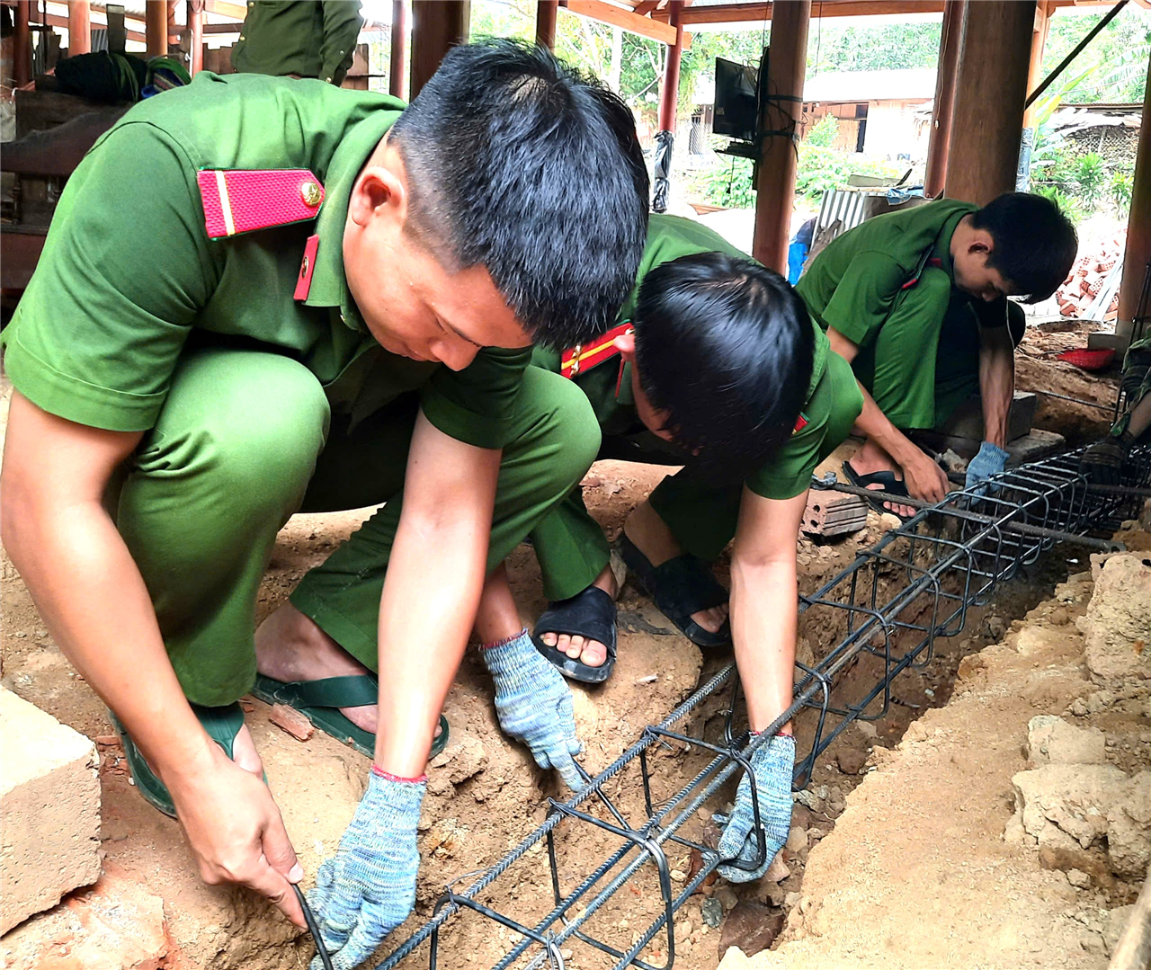 Cán bộ, chiến sĩ trực tiếp xây dựng nhà mới cho hộ gia đình có hoàn cảnh khó khăn.