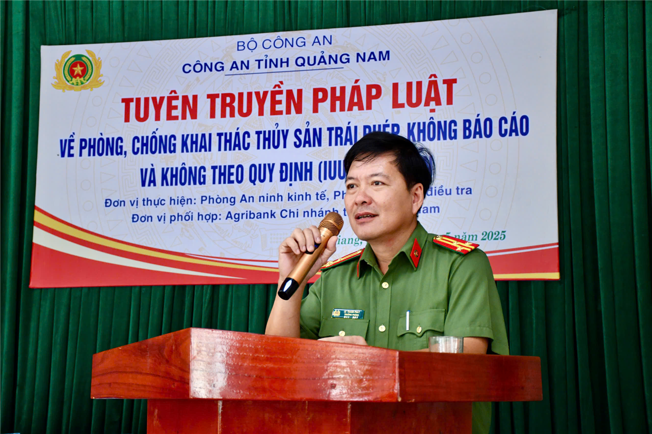 Báo cáo viên của Công an tỉnh tuyên truyền pháp luật cho ngư dân.