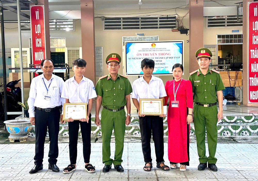 Công an xã trao trao Giấy khen tặng hai em học sinh tại Trường Trung học cơ sở và Trung học phổ thông Lại Sơn.