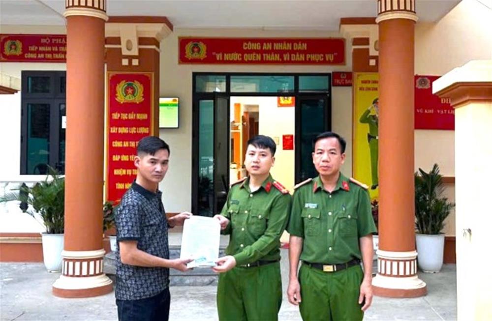 Công an thị trấn Khánh Yên trao trả số tiền chuyển khoản nhầm cho anh Nguyễn Văn Ngọc.