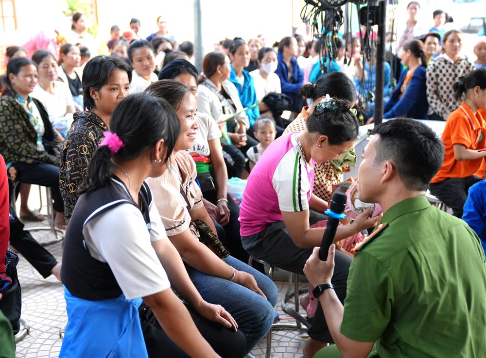 Cán bộ Công an tỉnh Hòa Bình tuyên truyền, phổ biến, giáo dục pháp luật cho nhân dân.