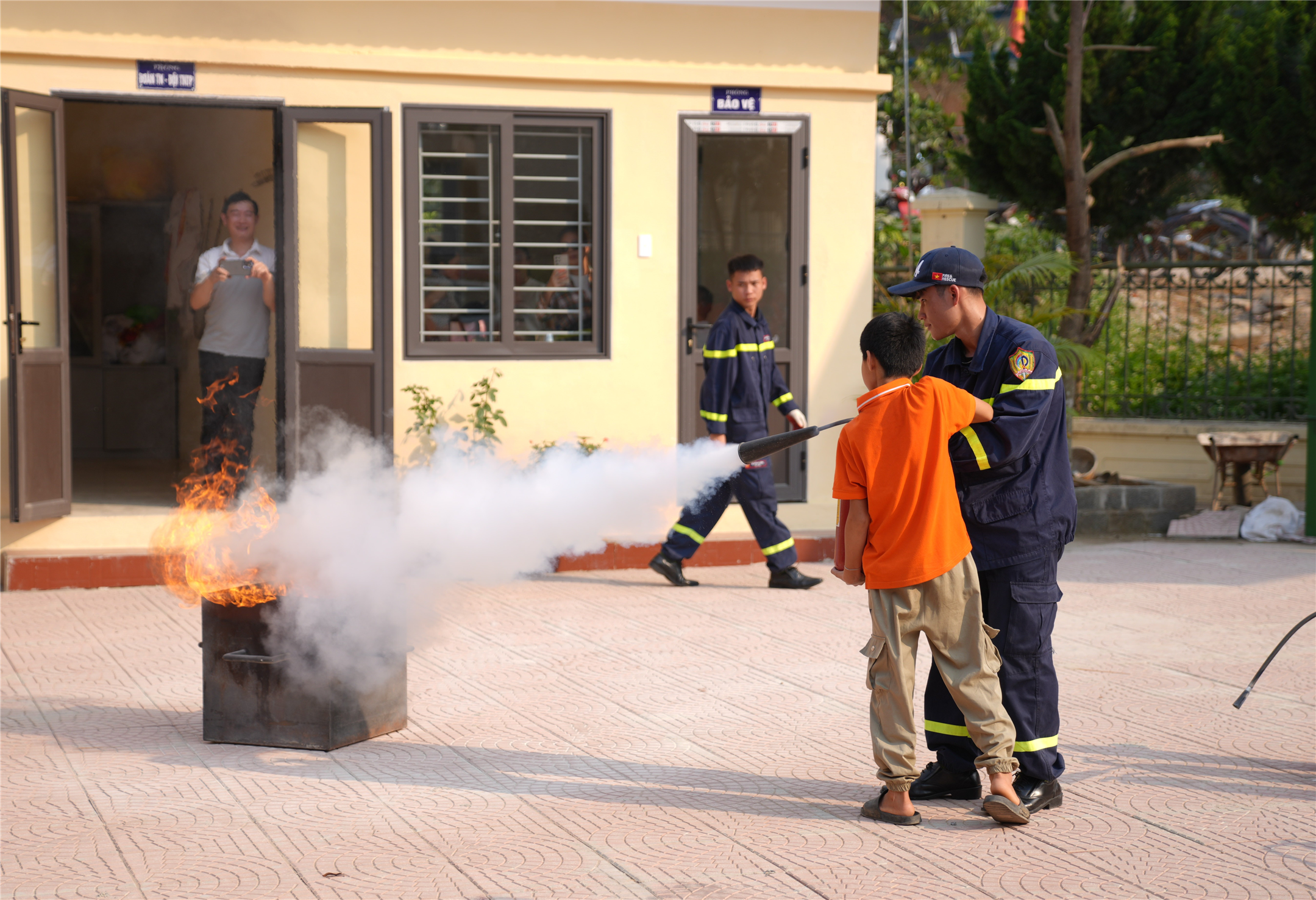 Lực lượng Cảnh sát phòng cháy, chữa cháy và cứu nạn, cứu hộ tổ chức thực hành chữa cháy tại chỗ cho các em học sinh.