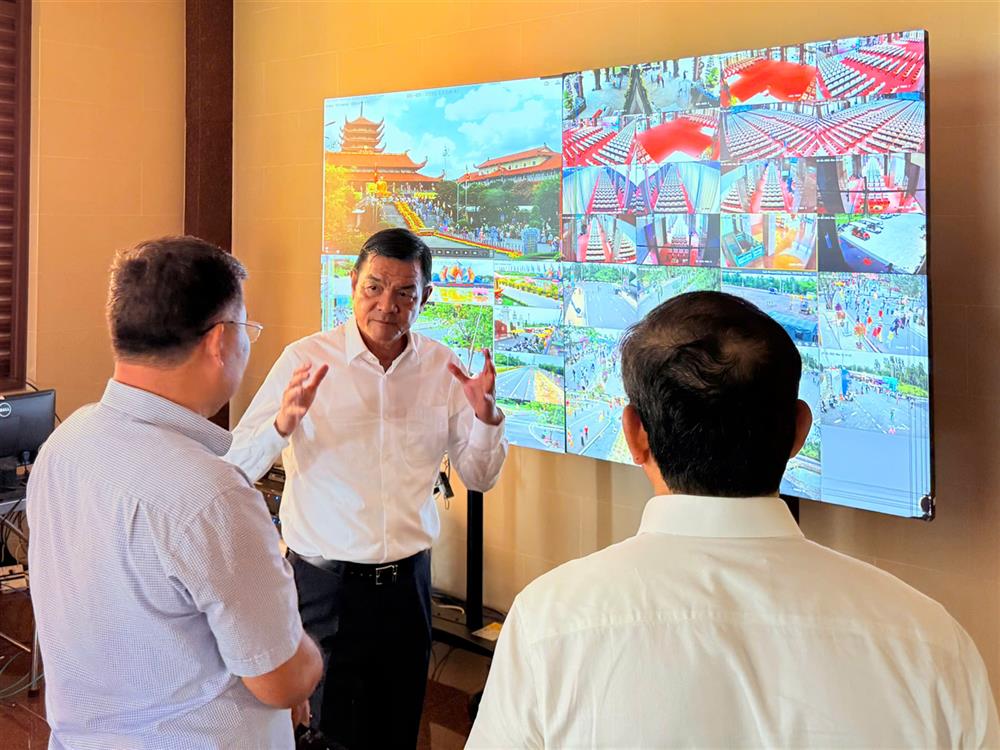 Trung tướng Lê Hồng Nam, Giám đốc CATP kiểm tra, chỉ đạo công tác bảo vệ an ninh, trật tự tại các khu vực diễn ra Đại lễ Vesak 2025.