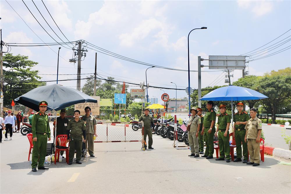 Trung tướng Lê Hồng Nam, Giám đốc CATP kiểm tra, chỉ đạo công tác bảo vệ an ninh, trật tự tại các khu vực diễn ra Đại lễ Vesak 2025.