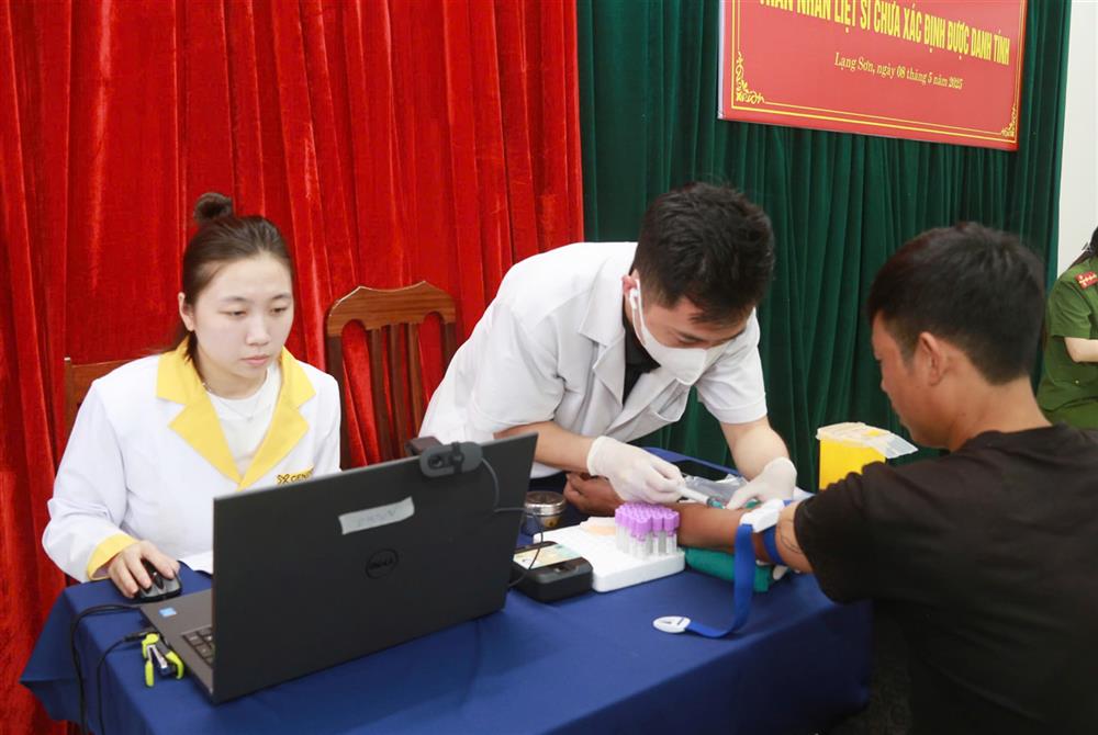 Tổ công tác của Công an tỉnh Lạng Sơn đã tổ chức thu nhận mẫu ADN cho thân nhân của 36 liệt sĩ