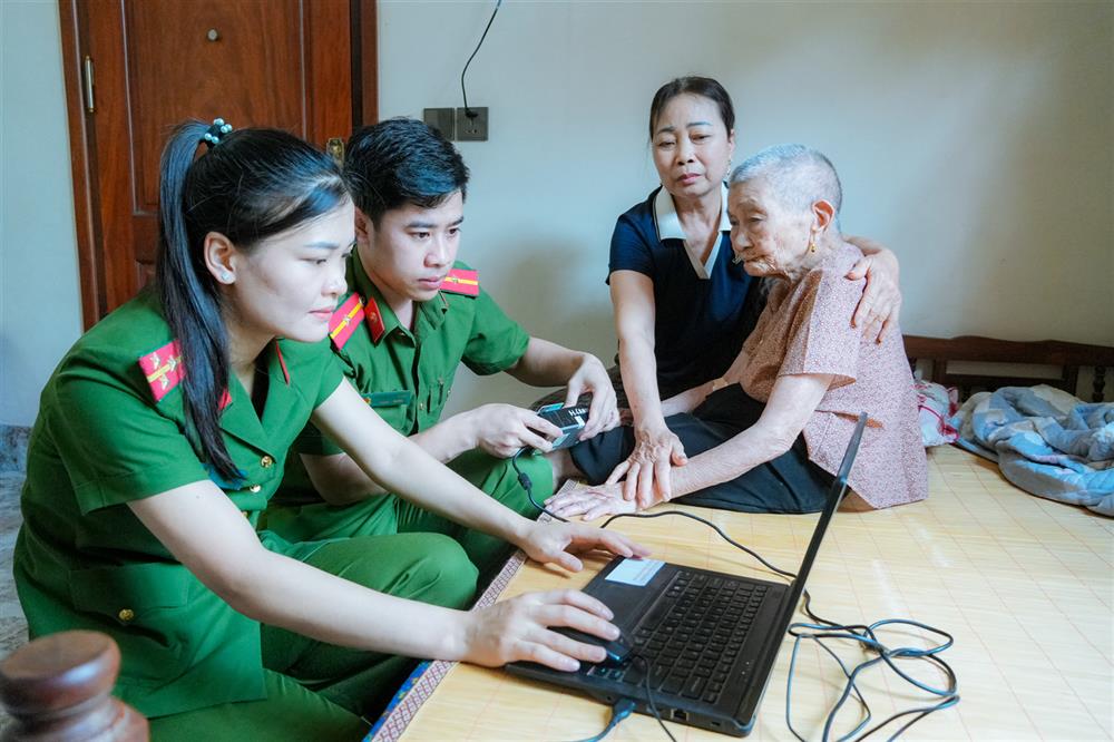 Công an tỉnh Vĩnh Phúc tổ chức triển khai thu nhận mẫu ADN của các Mẹ Việt Nam Anh hùng, Mẹ đẻ và thân nhân của các anh hùng liệt sĩ chưa xác định được danh tính trên địa bàn tỉnh. 