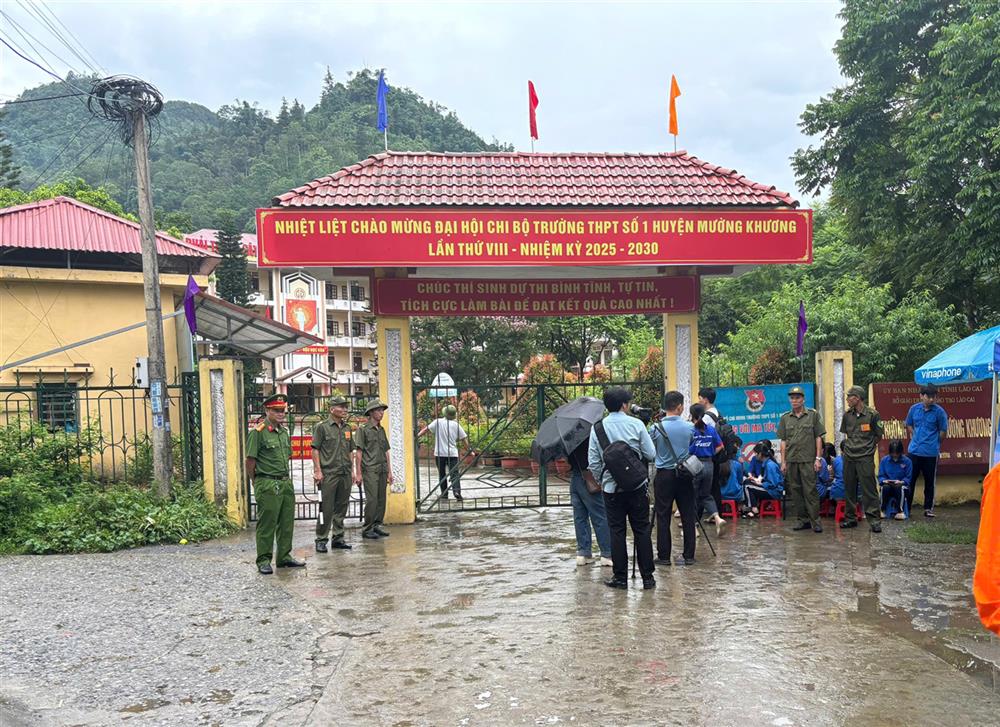 Nhằm đảm bảo tình hình an ninh trật tự, tạo điều kiện thuận lợi, an toàn và nghiêm túc cho kỳ thi tốt nghiệp Trung học phổ thông năm 2025 diễn ra trên địa bàn, sáng 26/6/2025, 27 đơn vị Công an xã, phường, thị trấn cùng các đơn vị nghiệp vụ Công an tỉnh Lào Cai đã chủ động triển khai nhiều biện pháp nghiệp vụ, phối hợp chặt chẽ với các lực lượng chức năng, chính quyền địa phương và nhà trường để đảm bảo an ninh, trật tự trong suốt thời gian kỳ thi.