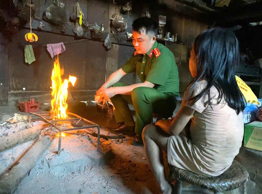 Đại úy Cà Văn Minh thăm hỏi, chăm lo cho các con.
