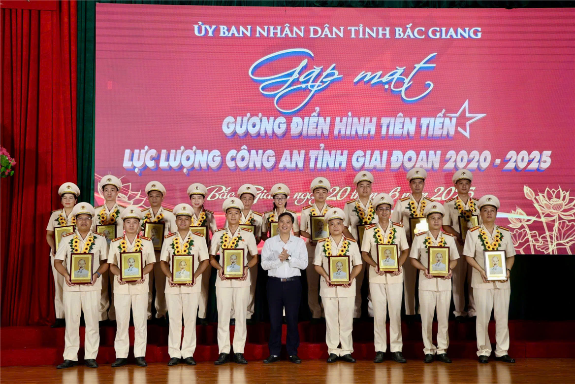 Đồng chí Nguyễn Việt Oanh, Chủ tịch Ủy ban nhân dân tỉnh Bắc Giang biểu dương và tặng quà các tập thể, các nhân điển hình tiên tiến trong phong trào thi đua giai đoạn 2020-2025