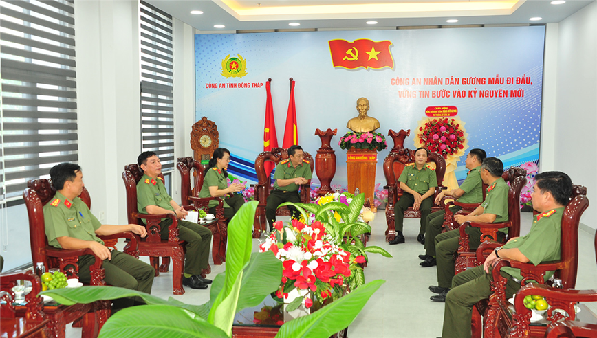 Toàn cảnh buổi làm việc.