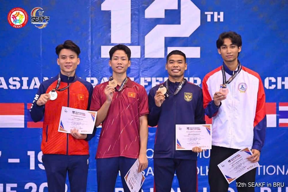Vận động viên Khuất Hải Nam giành Huy chương Vàng nội dung Kumite hạng 67kg nam (đứng thứ 2 từ trái sang)