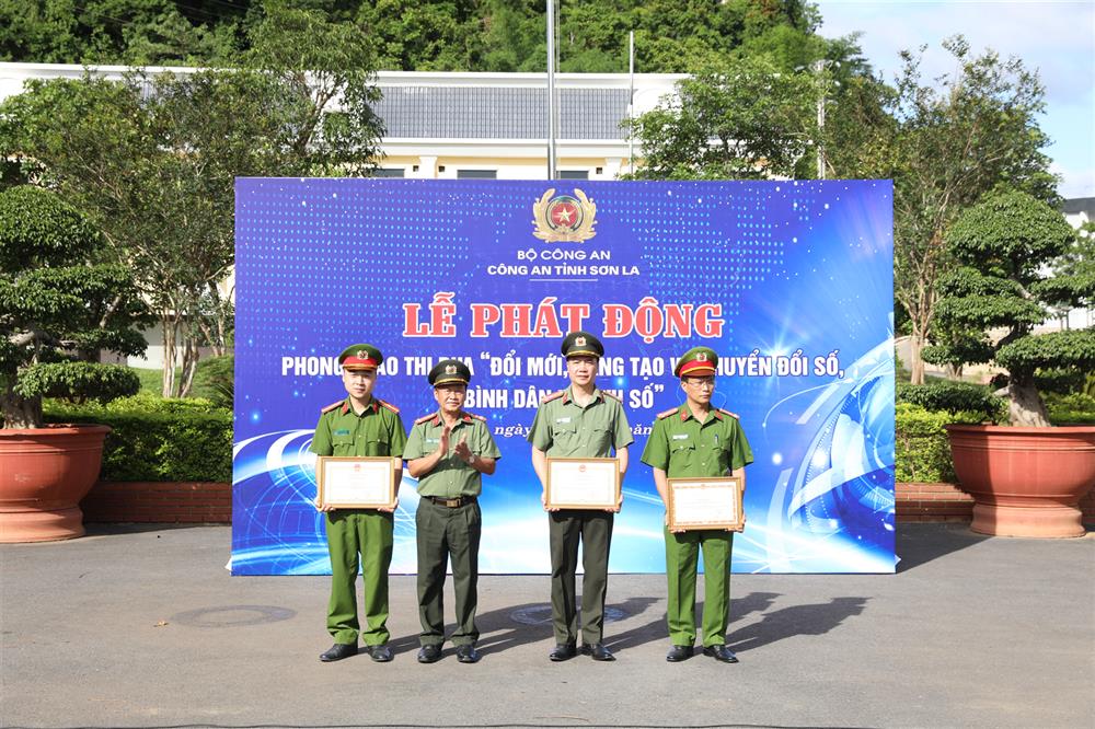 Các tập thể, cá nhân được Bộ trưởng Bộ Công an, Chủ tịch Ủy ban nhân dân tỉnh Sơn La khen thưởng.
