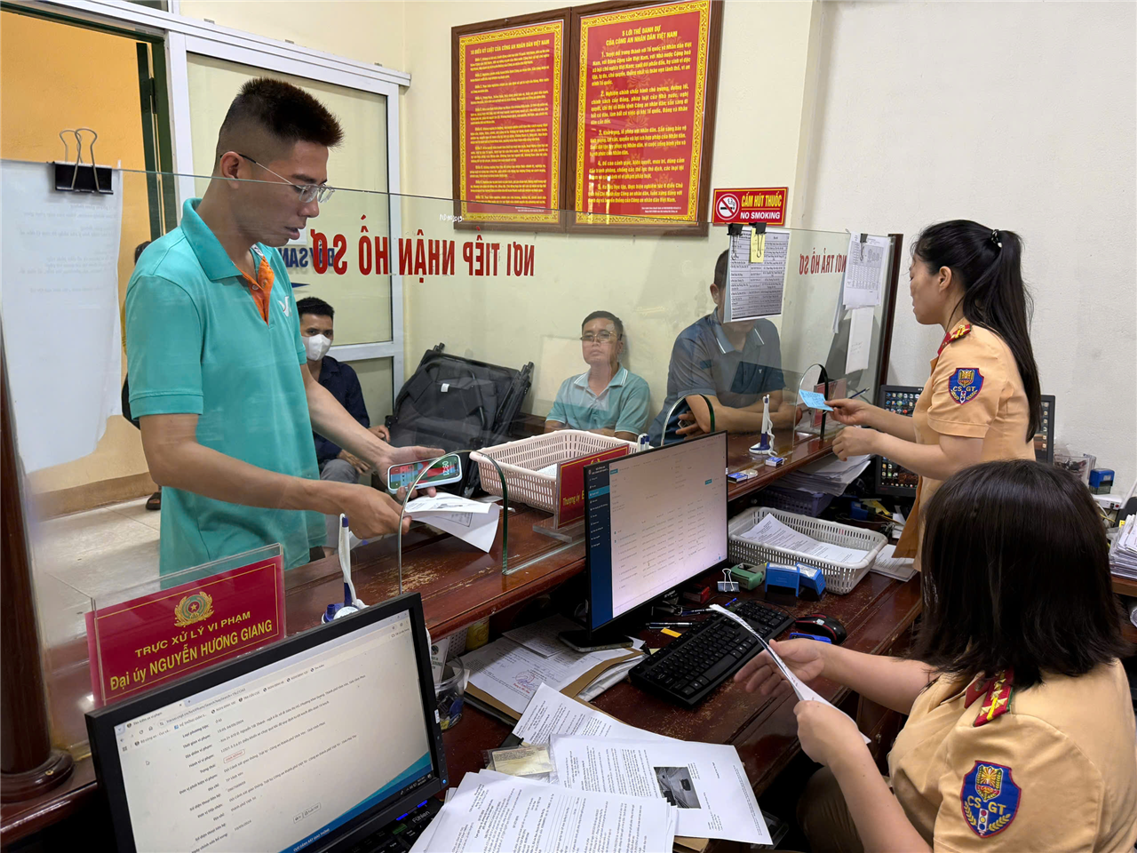 Lực lượng Cảnh sát giao thông tích cực hướng dẫn người dân ứng dụng nền tảng định danh điện tử VNeID trong quá trình xử lý vi phạm hành chính trong lĩnh vực giao thông.