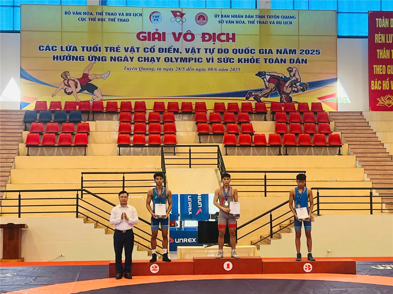 Vận động viên Đoàn Công an nhân dân giành Huy chương Vàng nội dung vật cổ điển lứa tuổi 16-17, hạng cân 60kg.