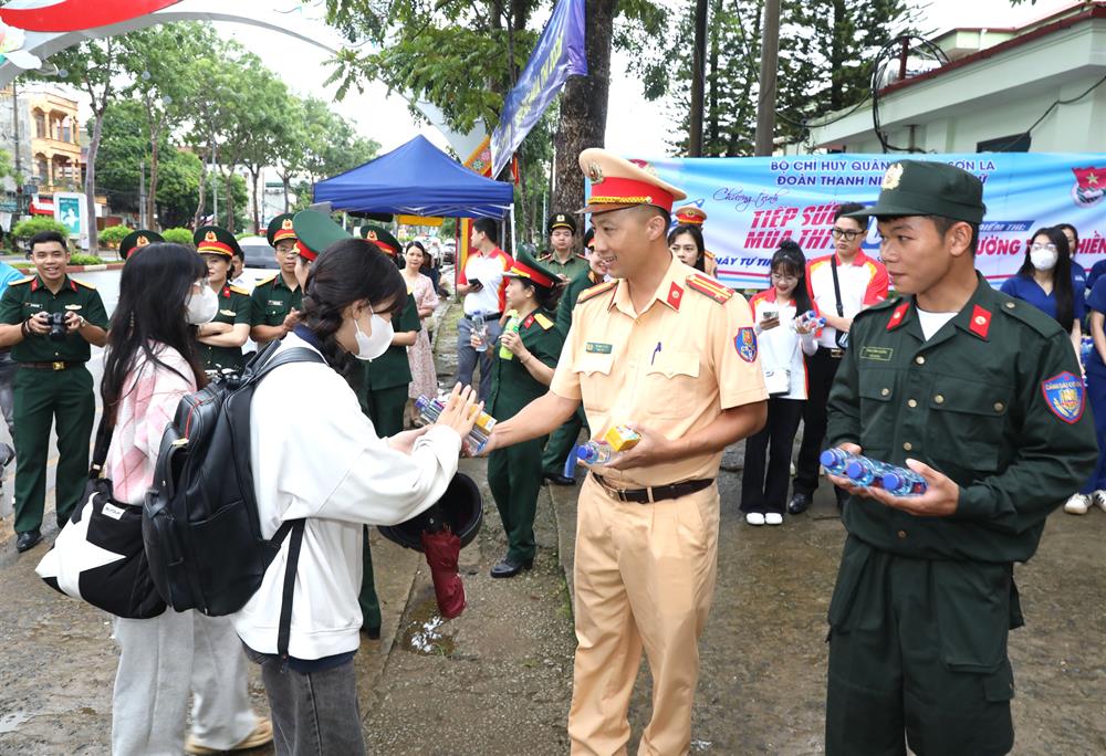 Năm 2025, tỉnh Sơn La có hơn 13400 thí sinh tham gia dự thi. Sáng nay 26/6, các thí sinh đã bước vào môn thi đầu tiên của kì thi là môn Ngữ Văn. Hình ảnh các chiến sĩ Công an tỉnh Sơn La phối hợp cùng các tình nguyện viên đảm bảo an ninh, trật tự, an toàn giao thông và hỗ trợ thí sinh đến các điểm thi an toàn đã khiến người dân, các bậc phụ huynh không khỏi xúc động. 