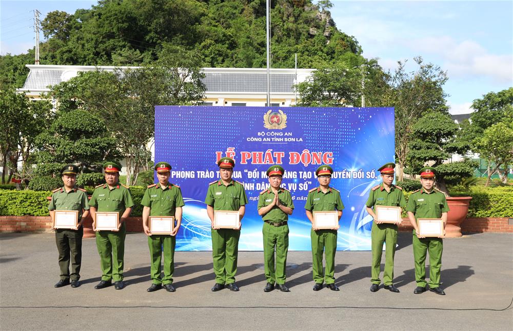 Các tập thể, cá nhân được Giám đốc Công an tỉnh Sơn La khen thưởng có thành tích xuất sắc trong đấu tranh phòng chống tội phạm.