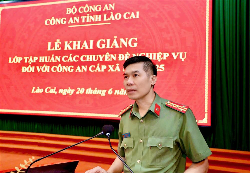 - Đại tá Cao Minh Huyền, Giám đốc Công an tỉnh Lào Cai trực tiếp hướng dẫn một số nội dung nghiệp vụ cho cán bộ chỉ huy cấp xã.