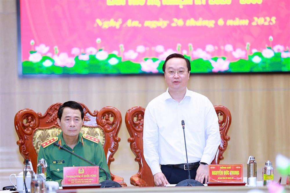Đồng chí Nguyễn Đức Trung, Bí thư Tỉnh ủy Nghệ An phát biểu tại Hội nghị.