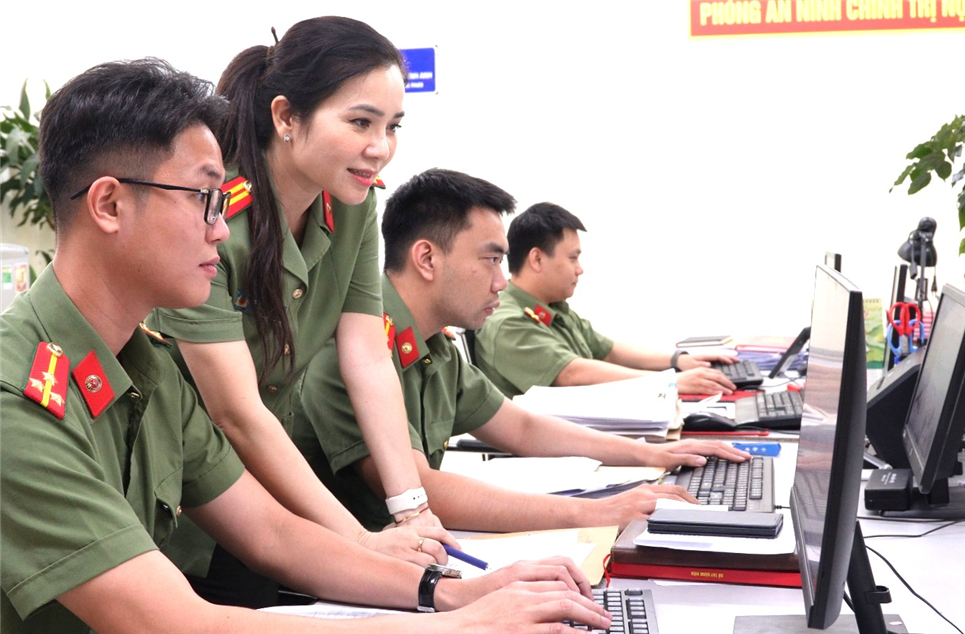 CBCS vận hành phần mềm quản lý, khai thác dữ liệu rà soát tiêu chuẩn chính trị cán bộ.