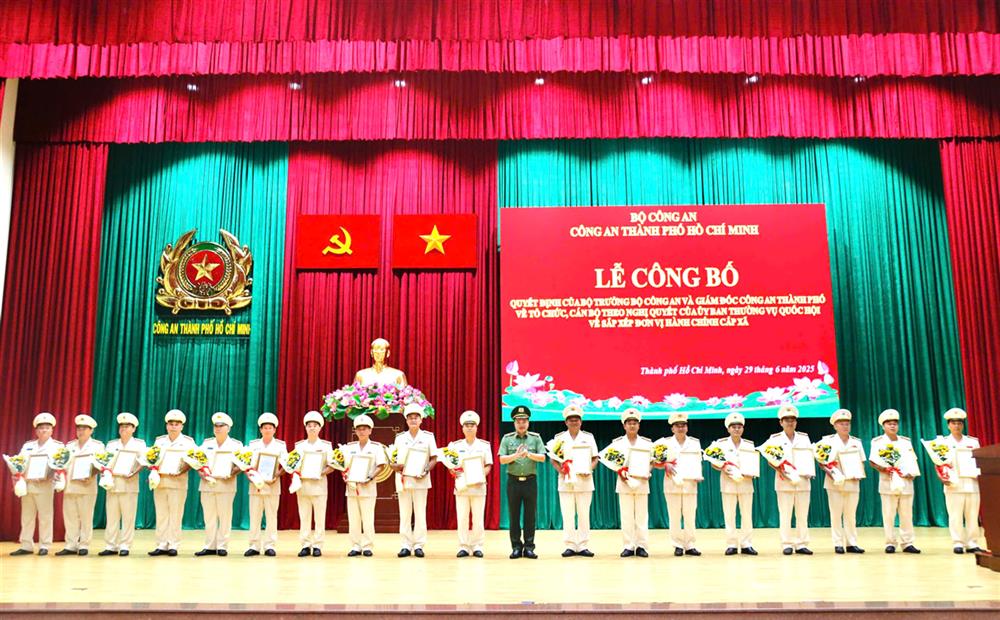 Thiếu tướng Mai Hoàng, Giám đốc Công an Thành phố trao Quyết định cho các đồng chí Trưởng các phòng nghiệp vụ, chức năng thuộc Công an Thành phố.