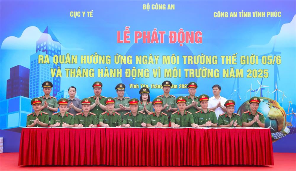 Đại diện Đoàn Thanh niên Công an 10 xã, phường thuộc Công an tỉnh ký giao ước thi đua về bảo vệ môi trường.