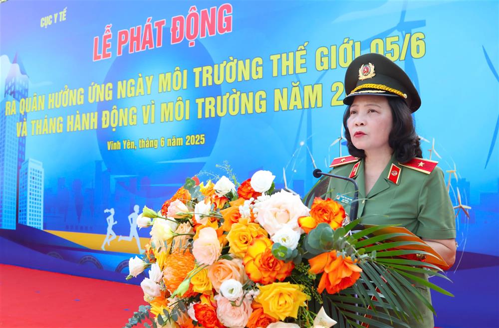 Thiếu tướng Phạm Thị Lan Anh, Cục trưởng Cục Y tế Bộ Công an phát biểu tại Lễ hưởng ứng.