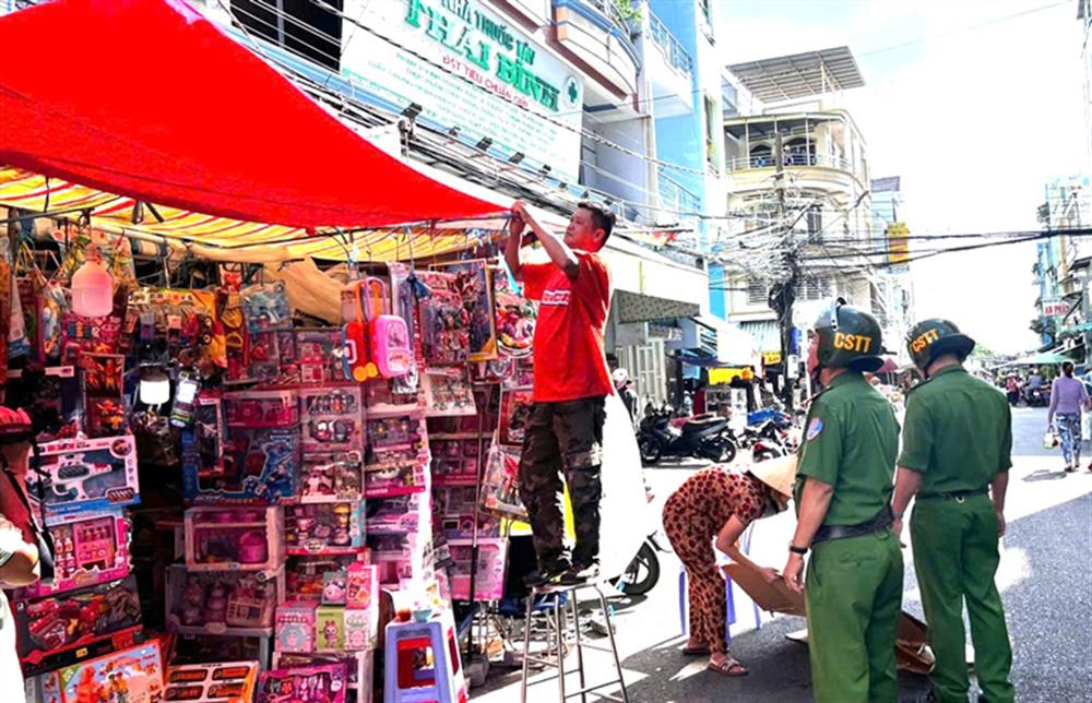 Lực lượng Cảnh sát trật tự nhắc nhở người dân không lấn chiếm vỉa hè, lòng, lề đường, hành lang an toàn giao thông tại phường Mỹ Long, thành phố Long Xuyên.
